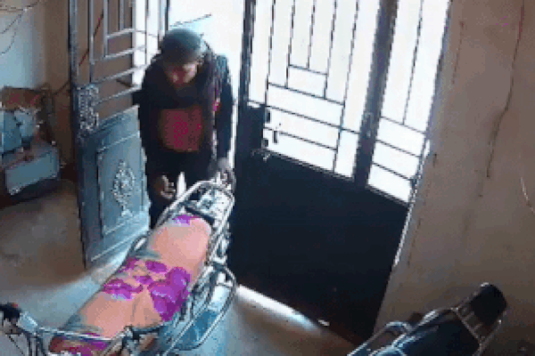 Trộm lóng ngóng vứt xe máy bỏ chạy khi bé trai tri hô-1