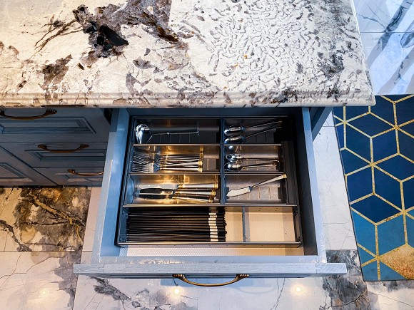 Cận cảnh không gian căn bếp thiết kế theo phong cách tân cổ điển trong biệt thự của gia đình Đăng Khôi-14