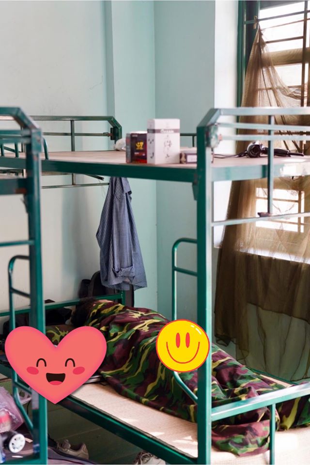 Cậu du học sinh từng nổi tiếng khi bày tiệm tạp hóa trong phòng cách ly tiếp tục tạo làn sóng với bộ ảnh cảm động về những người lính ướt đẫm mồ hôi nơi chống dịch-5