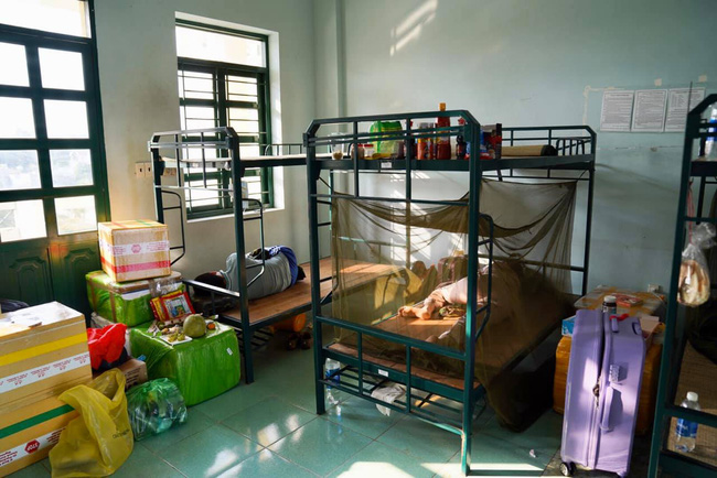 Cậu du học sinh từng nổi tiếng khi bày tiệm tạp hóa trong phòng cách ly tiếp tục tạo làn sóng với bộ ảnh cảm động về những người lính ướt đẫm mồ hôi nơi chống dịch-6