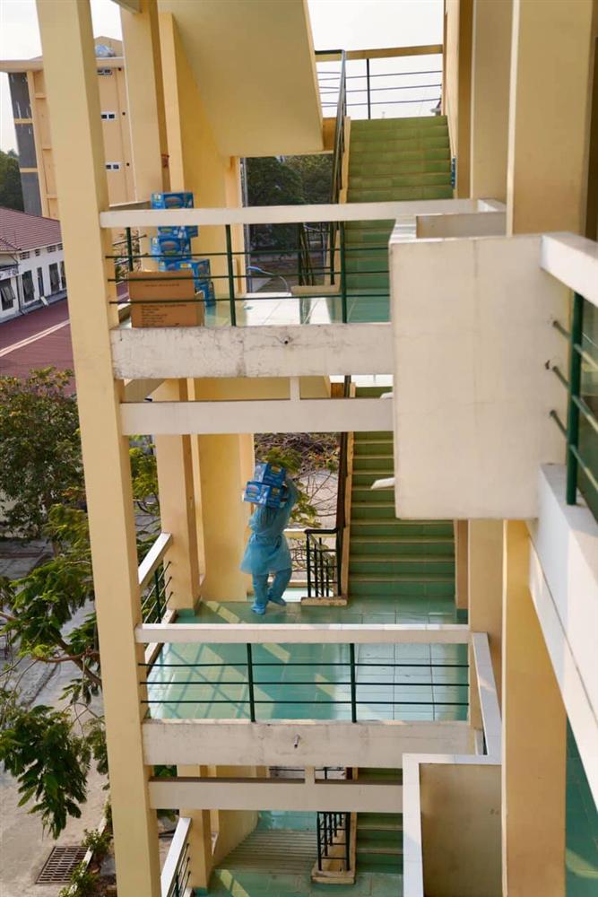 Cậu du học sinh từng nổi tiếng khi bày tiệm tạp hóa trong phòng cách ly tiếp tục tạo làn sóng với bộ ảnh cảm động về những người lính ướt đẫm mồ hôi nơi chống dịch-9