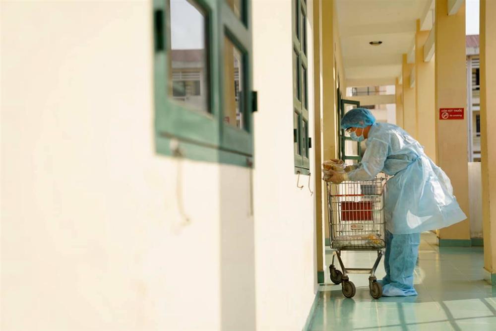 Cậu du học sinh từng nổi tiếng khi bày tiệm tạp hóa trong phòng cách ly tiếp tục tạo làn sóng với bộ ảnh cảm động về những người lính ướt đẫm mồ hôi nơi chống dịch-12