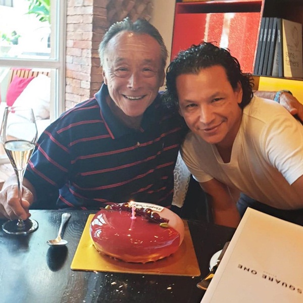 Đầu bếp nổi tiếng Bobby Chinn chia sẻ hình ảnh các tình nguyện viên Việt Nam màn trời chiếu đất ngoài khu cách ly, bạn bè quốc tế xúc động gọi họ là anh hùng-2