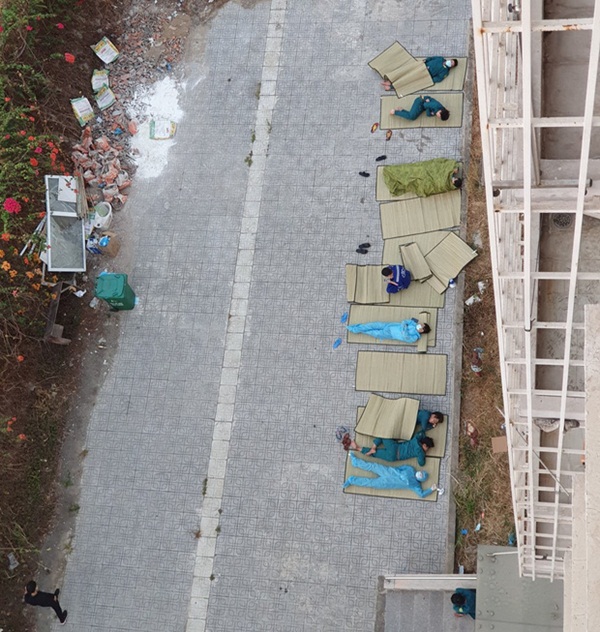 Đầu bếp nổi tiếng Bobby Chinn chia sẻ hình ảnh các tình nguyện viên Việt Nam màn trời chiếu đất ngoài khu cách ly, bạn bè quốc tế xúc động gọi họ là anh hùng-3