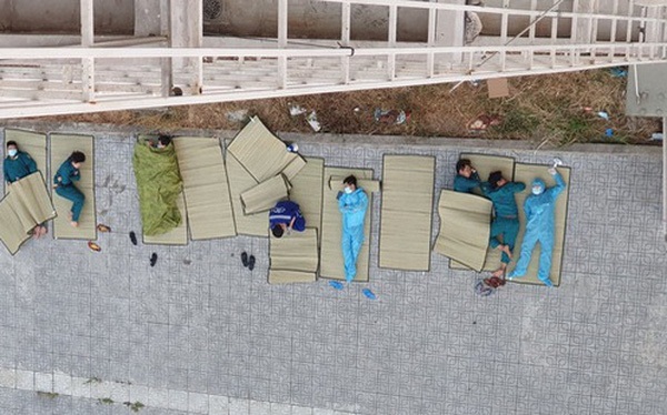 Đầu bếp nổi tiếng Bobby Chinn chia sẻ hình ảnh các tình nguyện viên Việt Nam màn trời chiếu đất ngoài khu cách ly, bạn bè quốc tế xúc động gọi họ là anh hùng-4