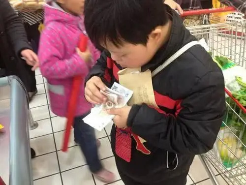 Con trai mua gói muối hết gần 200.000 đồng, ông bố nổi giận mắng nhân viên siêu thị nhưng rồi té ngửa với sự thật-1