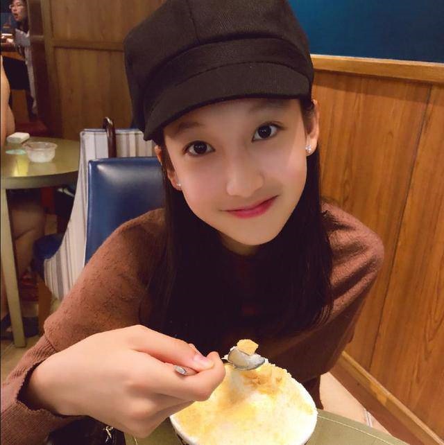 Con gái lớn lên xinh như hoa hậu, mẹ chưa kịp vui mừng thì lo lắng khi thấy những thứ con lén giấu dưới gối-1