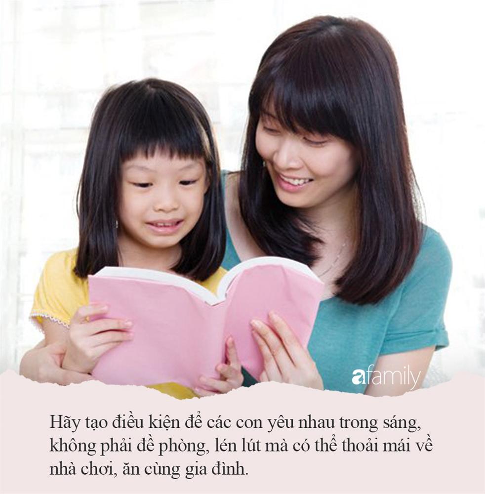 Con gái lớn lên xinh như hoa hậu, mẹ chưa kịp vui mừng thì lo lắng khi thấy những thứ con lén giấu dưới gối-2