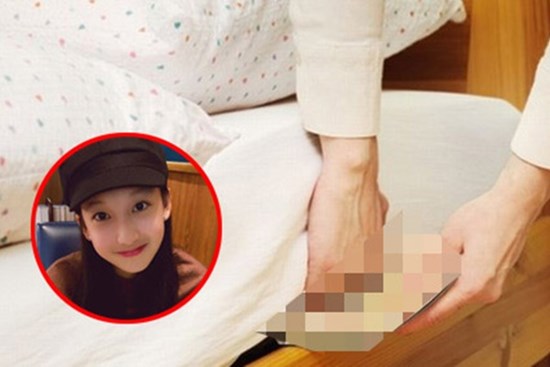 Con gái lớn lên xinh như hoa hậu, mẹ chưa kịp vui mừng thì lo lắng khi thấy những thứ con lén giấu dưới gối