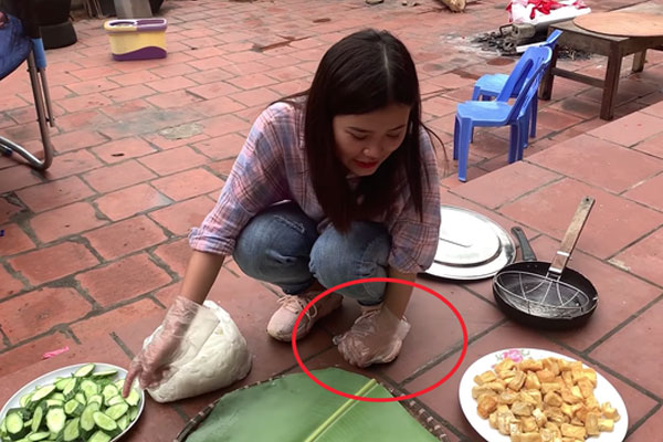 Hết con trai lại đến con gái bà Tân Vlog bị dân mạng bóc vì làm đồ ăn mất vệ sinh-1