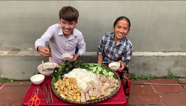 Hết con trai lại đến con gái bà Tân Vlog bị dân mạng bóc vì làm đồ ăn mất vệ sinh-2