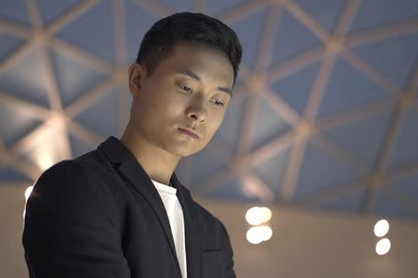 Khó hiểu vì lần nào hỏng bóng đèn, vợ cũ cũng đều gọi tôi tới thay hộ, sợ bạn gái ghen nên tôi từ chối thẳng, ngờ đâu cô ấy thở dài đáp lời khiến tôi phải lặng người-2