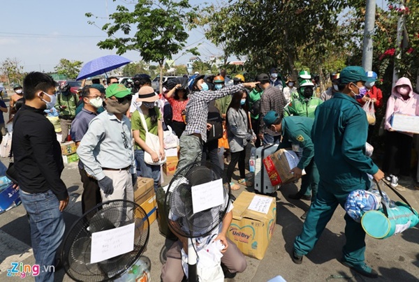 Tụ tập chuyển đồ tiếp tế cho người cách ly làm tăng nguy cơ lây nhiễm-1