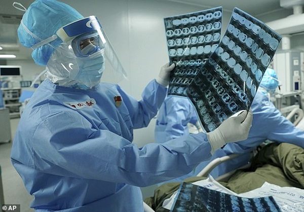 Nữ y tá Vũ Hán nhiễm Covid-19 khi đang mang thai 33 tuần và món quà mà các bác sĩ tặng cô trong ngày được xuất viện khiến ai nhìn cũng xúc động-1