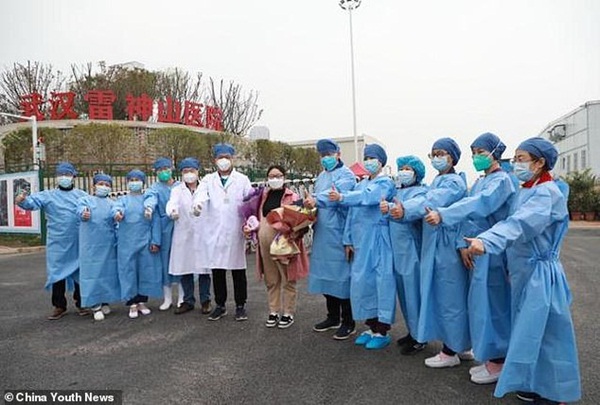 Nữ y tá Vũ Hán nhiễm Covid-19 khi đang mang thai 33 tuần và món quà mà các bác sĩ tặng cô trong ngày được xuất viện khiến ai nhìn cũng xúc động-2