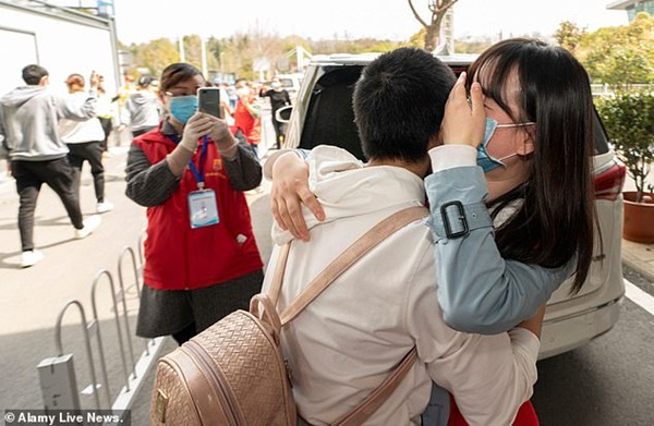 Nữ y tá Vũ Hán nhiễm Covid-19 khi đang mang thai 33 tuần và món quà mà các bác sĩ tặng cô trong ngày được xuất viện khiến ai nhìn cũng xúc động-6