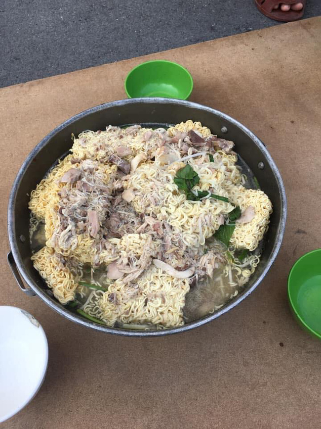 Hình ảnh bữa sáng với vài vắt mì độn toàn giá đỗ của các chiến sĩ phục vụ trong khu cách ly khiến nhiều người vô cùng cảm kích-4