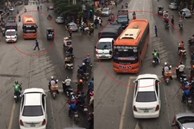Xe khách vượt ẩu suýt đâm xe máy và người đi bộ