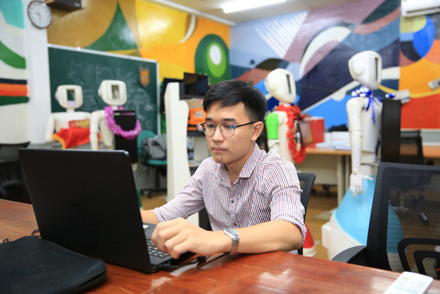 Nhóm sinh viên ở TPHCM chế tạo robot đo nhịp tim, huyết áp, cấp phát thuốc, thanh toán điện tử… giúp giảm tải bệnh viện trong bão Covid-19-1