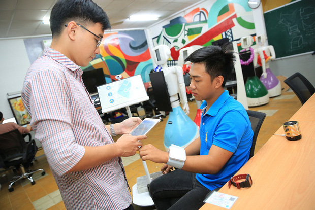 Nhóm sinh viên ở TPHCM chế tạo robot đo nhịp tim, huyết áp, cấp phát thuốc, thanh toán điện tử… giúp giảm tải bệnh viện trong bão Covid-19-2