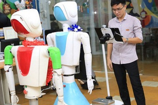 Nhóm sinh viên ở TPHCM chế tạo robot đo nhịp tim, huyết áp, cấp phát thuốc, thanh toán điện tử… giúp giảm tải bệnh viện trong bão Covid-19