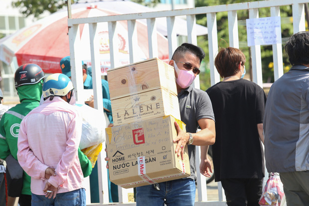 Người dân ném hàng hoá vào khu cách ly KTX ĐH Quốc Gia bất chấp có thông báo ngưng nhận đồ tiếp tế-5