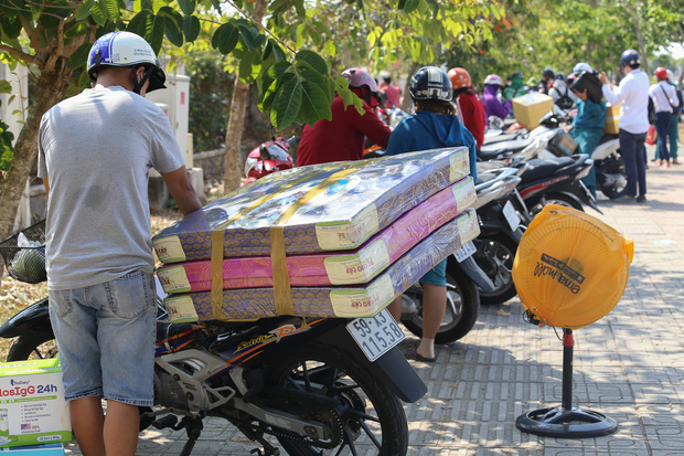 Người dân ném hàng hoá vào khu cách ly KTX ĐH Quốc Gia bất chấp có thông báo ngưng nhận đồ tiếp tế-6