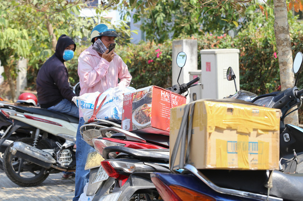 Người dân ném hàng hoá vào khu cách ly KTX ĐH Quốc Gia bất chấp có thông báo ngưng nhận đồ tiếp tế-7