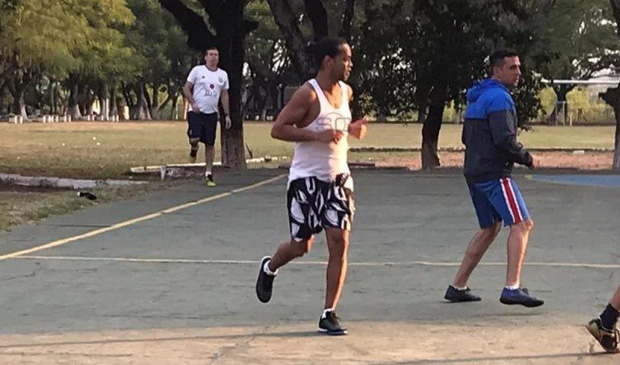 Ronaldinho vẫn không thể quen cuộc sống trong tù: Được tất cả quan tâm nhưng vẫn nhớ âm nhạc và... mẹ-2