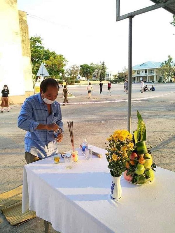 Con trai lập ban thờ, chịu tang bố trong khu cách ly: Trên trời mong cha hiểu cho-1