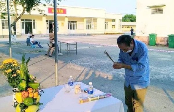 Con trai lập ban thờ, chịu tang bố trong khu cách ly: Trên trời mong cha hiểu cho-2
