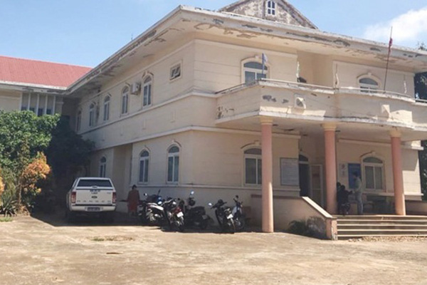 CLIP: Thò tay lấy điện thoại trong xe bánh mỳ, bà cô lập tức diễn sâu để qua mắt người bán hàng-1