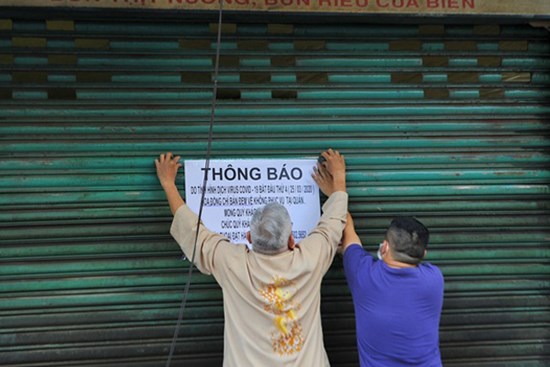 Hàng quán ở TP.HCM đồng loạt đóng cửa dù bất ngờ