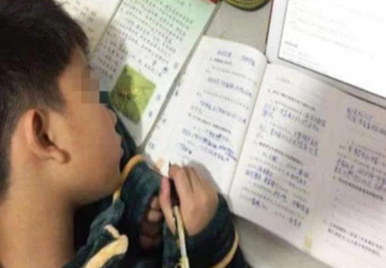 Ép con học miệt mài không được ngủ, khi quay lại mẹ khóc ròng với cảnh tượng trước mắt-1