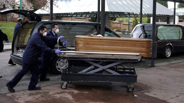 Thảm cảnh ở Tây Ban Nha: Gần 2.700 người tử vong vì nhiễm Covid-19, sân trượt băng biến thành nhà xác do có quá nhiều thi thể-3
