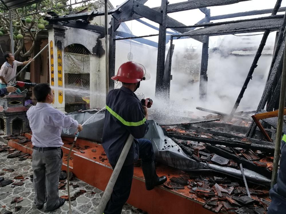 Thắp hương trưa mùng 1 cháy luôn nhà thờ họ 12 đời bằng gỗ-1