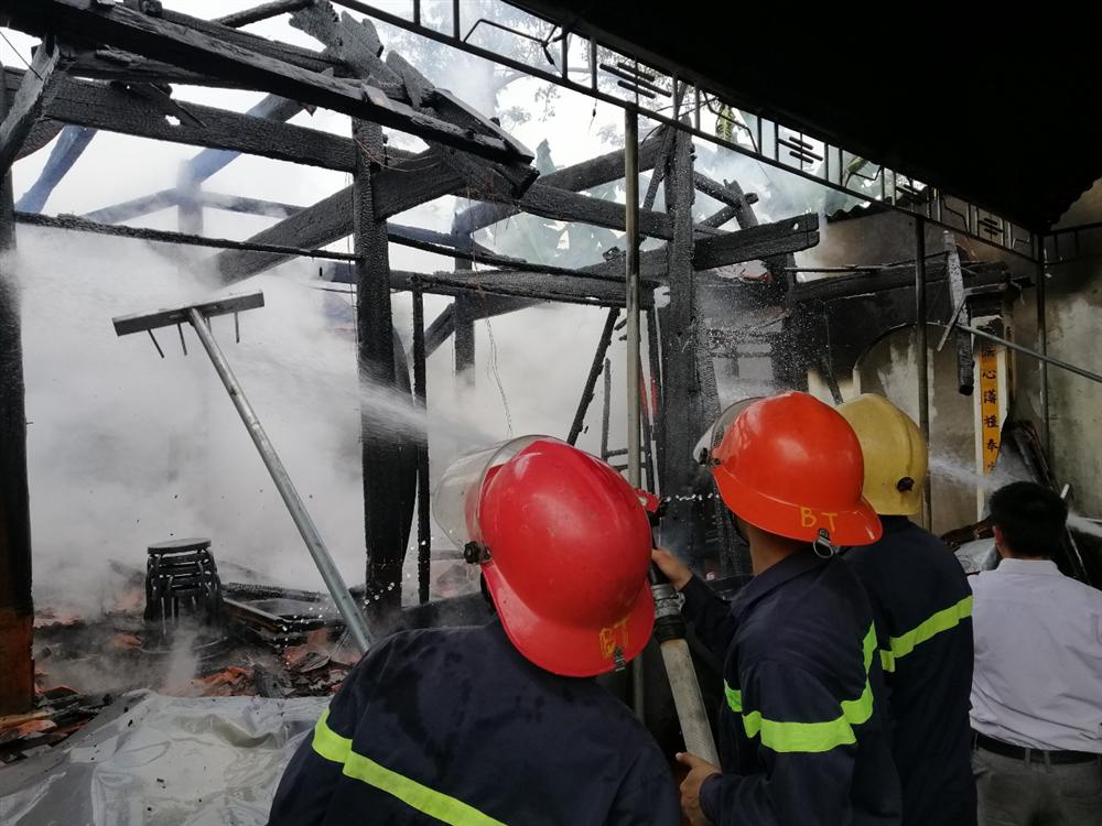 Thắp hương trưa mùng 1 cháy luôn nhà thờ họ 12 đời bằng gỗ-3