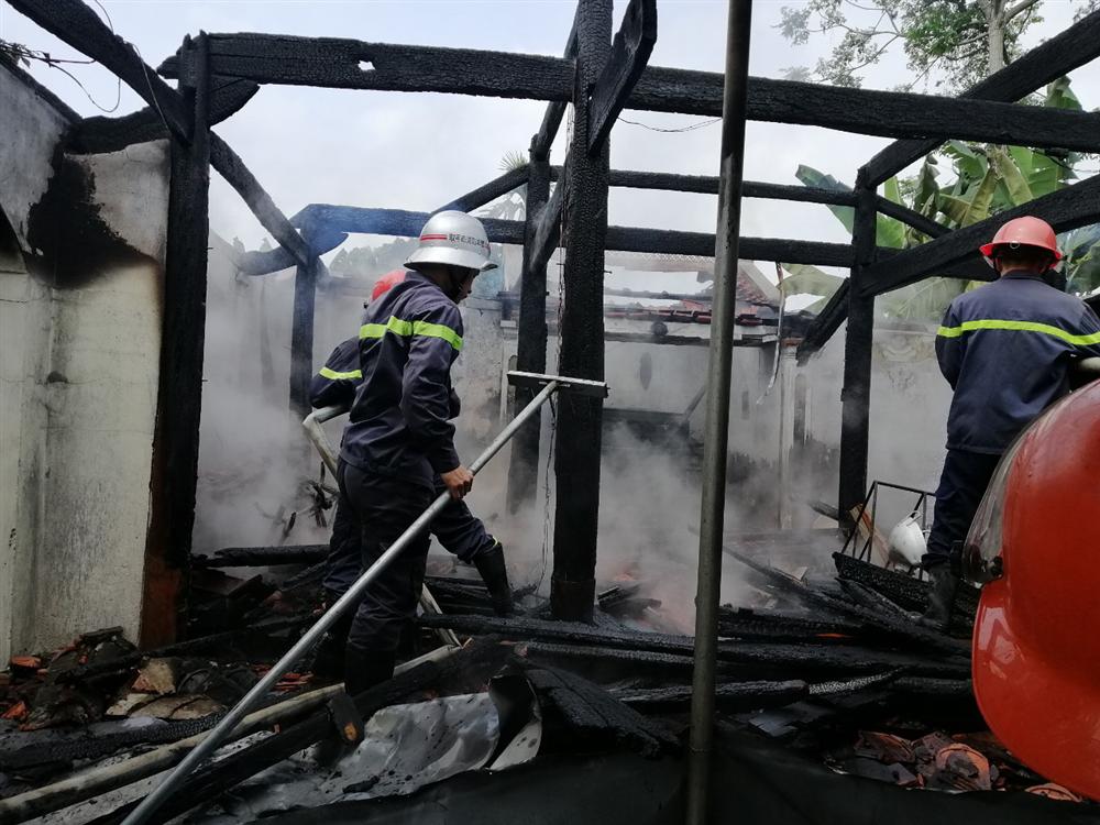 Thắp hương trưa mùng 1 cháy luôn nhà thờ họ 12 đời bằng gỗ-4