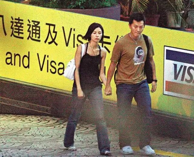 Từng nổi đình nổi đám không kém Châu Tinh Trì nhưng Trịnh Y Kiện lại đánh mất danh tiếng vì điều mà hầu hết người bình thường nào cũng thích-1