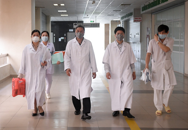 Thứ trưởng Bộ Y tế kêu gọi người dân nhường khẩu trang y tế cho cán bộ, nhân viên y tế trong công tác tiếp xúc, thu dung điều trị người bệnh-2