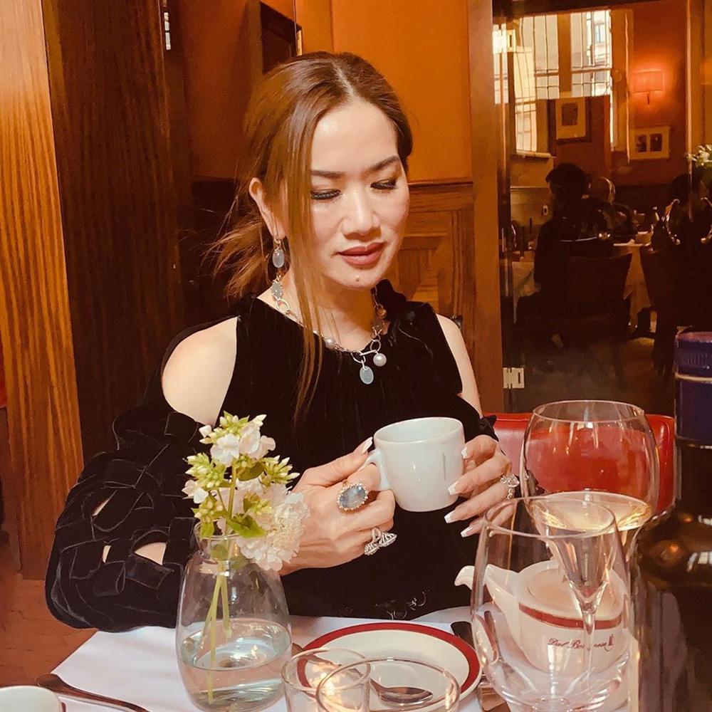 Chồng đại gia hé lộ hình ảnh rất khác của tỷ phú người Việt Mimi Morris khi ở nhà tránh dịch, mọi sự chú ý đổ vào bàn bếp của căn biệt thự 800 tỷ-3