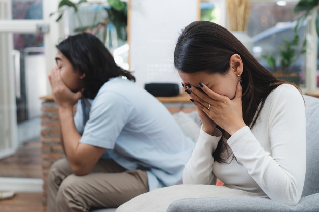 Một giờ sáng, âm thầm đi ra thang máy đón chồng, không ngờ tôi lại thấy anh đang lén lút bước ra khỏi cửa nhà hàng xóm-2