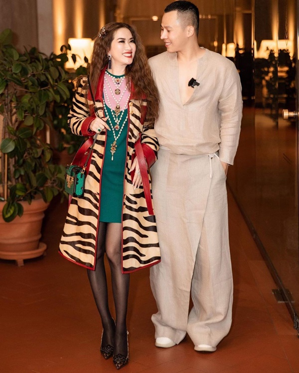 Chồng đại gia hé lộ hình ảnh rất khác của tỷ phú người Việt Mimi Morris khi ở nhà tránh dịch, mọi sự chú ý đổ vào bàn bếp của căn biệt thự 800 tỷ-2