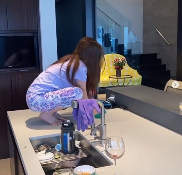 Chồng đại gia hé lộ hình ảnh rất khác của tỷ phú người Việt Mimi Morris khi ở nhà tránh dịch, mọi sự chú ý đổ vào bàn bếp của căn biệt thự 800 tỷ-4