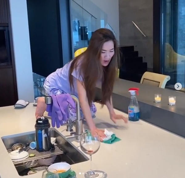 Chồng đại gia hé lộ hình ảnh rất khác của tỷ phú người Việt Mimi Morris khi ở nhà tránh dịch, mọi sự chú ý đổ vào bàn bếp của căn biệt thự 800 tỷ-5