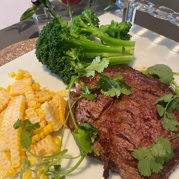 Chồng đại gia hé lộ hình ảnh rất khác của tỷ phú người Việt Mimi Morris khi ở nhà tránh dịch, mọi sự chú ý đổ vào bàn bếp của căn biệt thự 800 tỷ-6