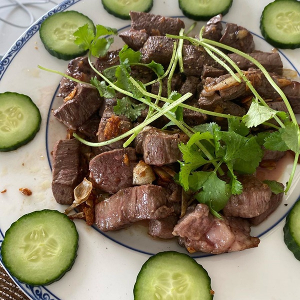 Chồng đại gia hé lộ hình ảnh rất khác của tỷ phú người Việt Mimi Morris khi ở nhà tránh dịch, mọi sự chú ý đổ vào bàn bếp của căn biệt thự 800 tỷ-7