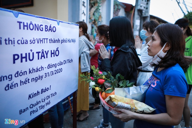 Công sức chống dịch ‘đổ sông đổ biển’ khi người dân chen lễ phủ Tây Hồ-1