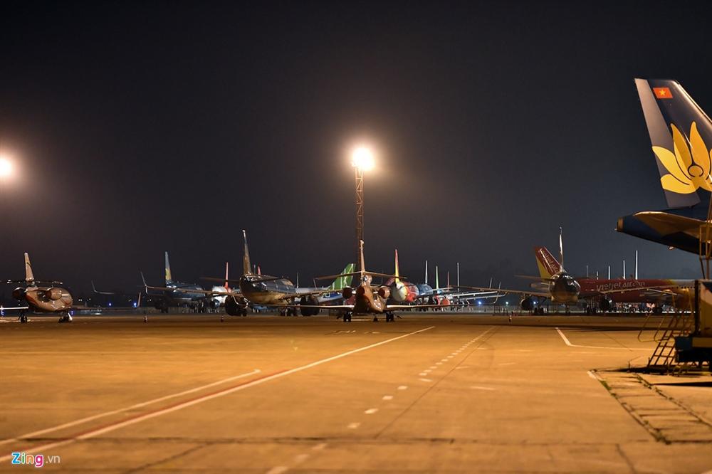 Máy bay Việt chen nhau tại bãi đỗ sân bay Nội Bài-1