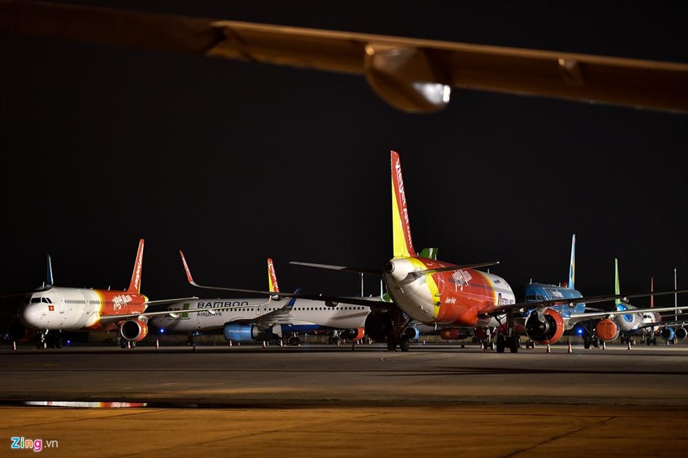 Máy bay Việt chen nhau tại bãi đỗ sân bay Nội Bài-2